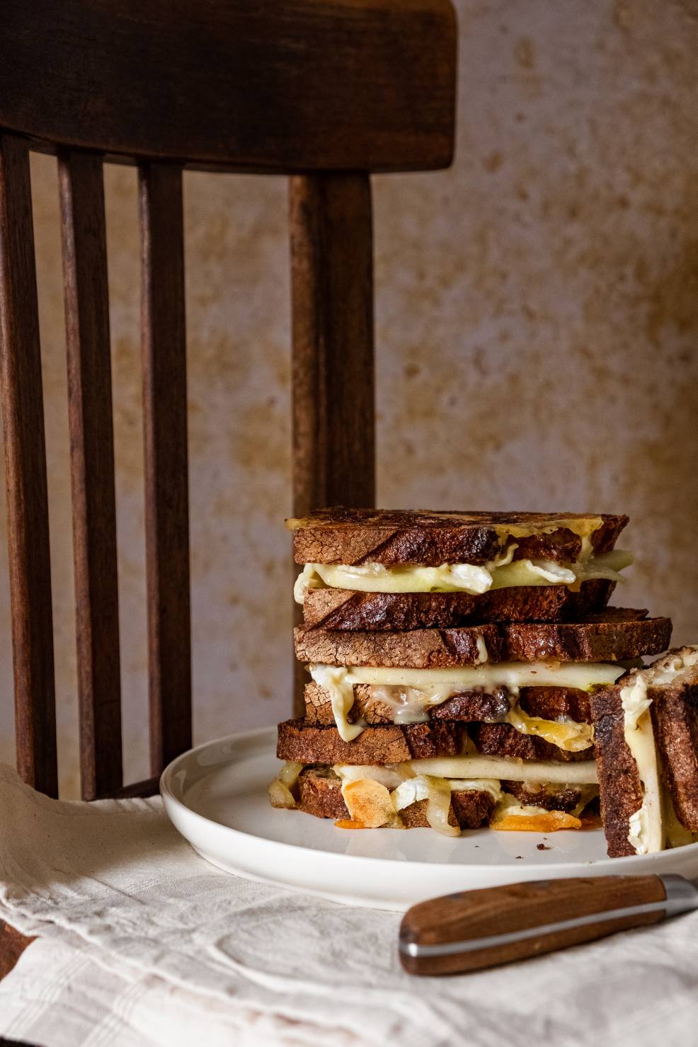 Grilled cheese pear, caramelized onions and camembert