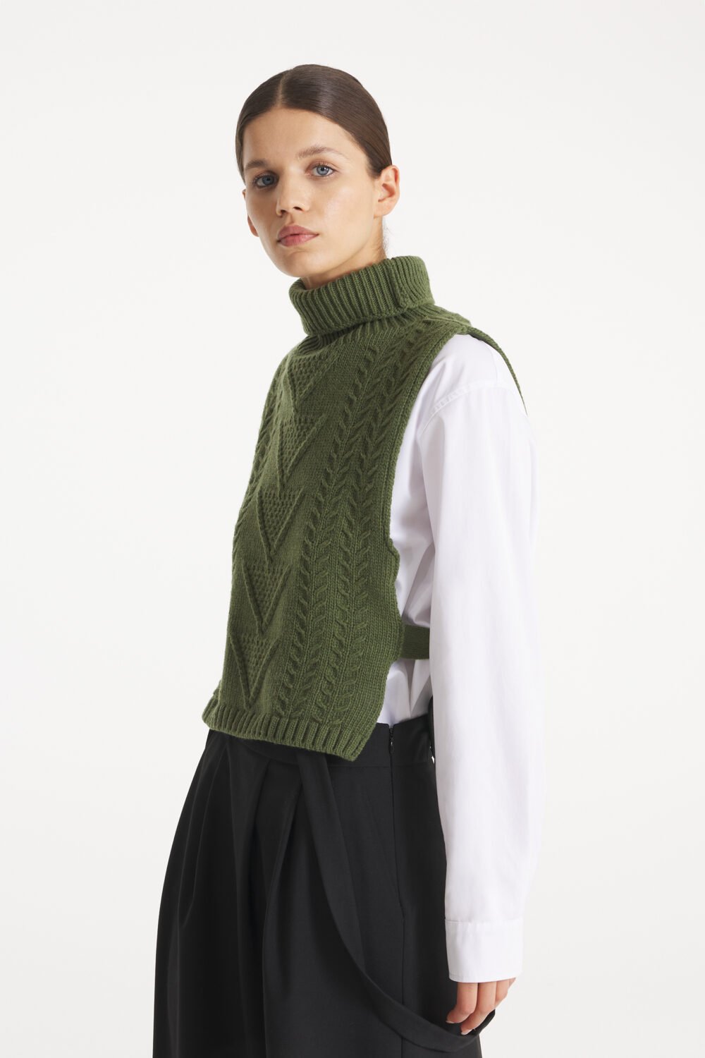 SARIANNE - SLEEVELESS SWEATER - M, KAKI